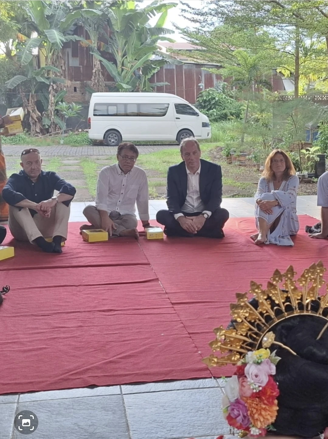 Prof. Mardi Adi Armin mendampingi Duta Besar Prancis untuk Indonesia, Fabien Penone, menyaksikan pertunjukan seni tari tradisional Sulawesi Selatan di Makassar pada akhir Mei 2026. Kunjungan budaya tersebut menjadi bagian dari upaya mempererat hubungan Indonesia–Prancis melalui diplomasi kebudayaan serta memperkenalkan kekayaan seni dan tradisi Sulawesi Selatan kepada dunia internasional. (Foto: Dok. Istimewa)